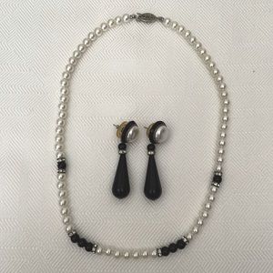 Black and white pearl set